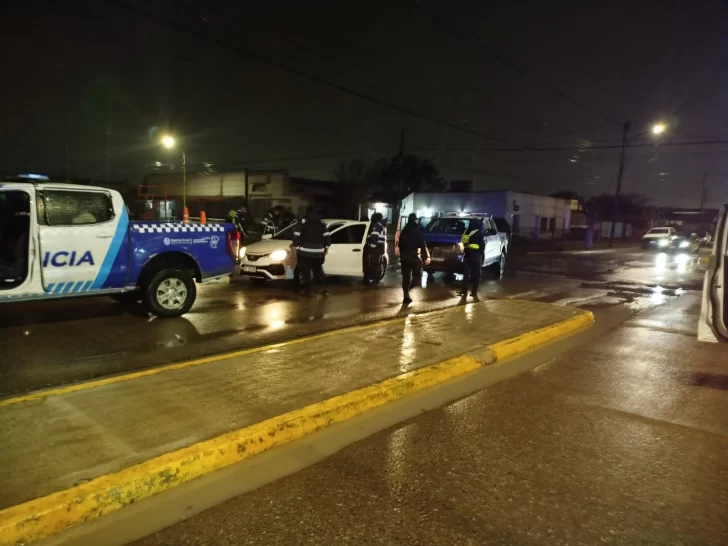 Detuvieron a una pareja armada en Las Heras tras persecución frente a un boliche