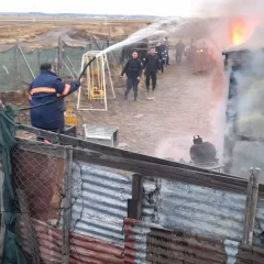 Municipales de Río Gallegos combatieron un incendio con un camión de reparto de agua