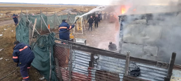 Municipales de Río Gallegos combatieron un incendio con un camión de reparto de agua