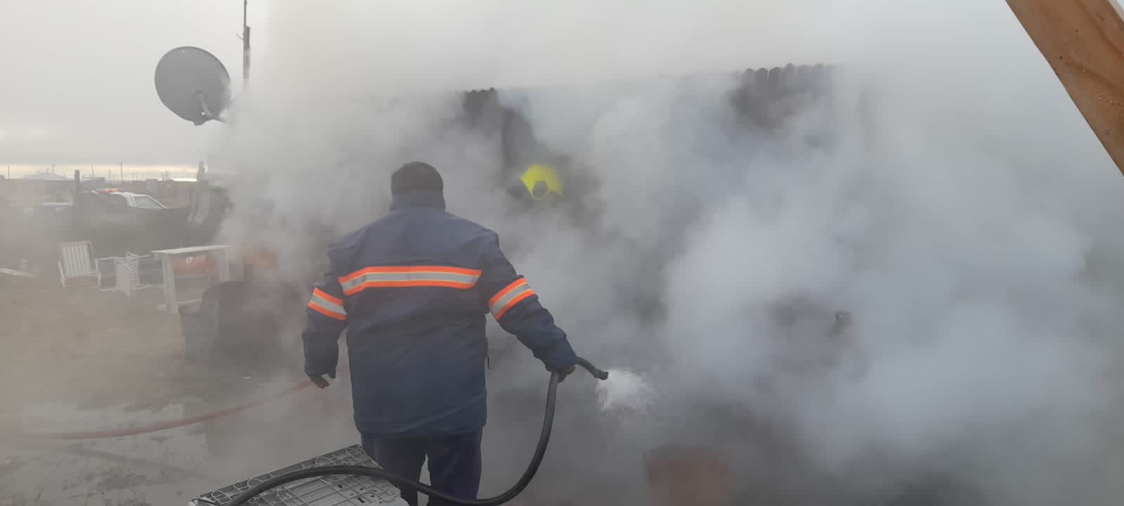  Un trabajador municipal durante la sofocación del fuego. (FOTO: MUNICIPIO)