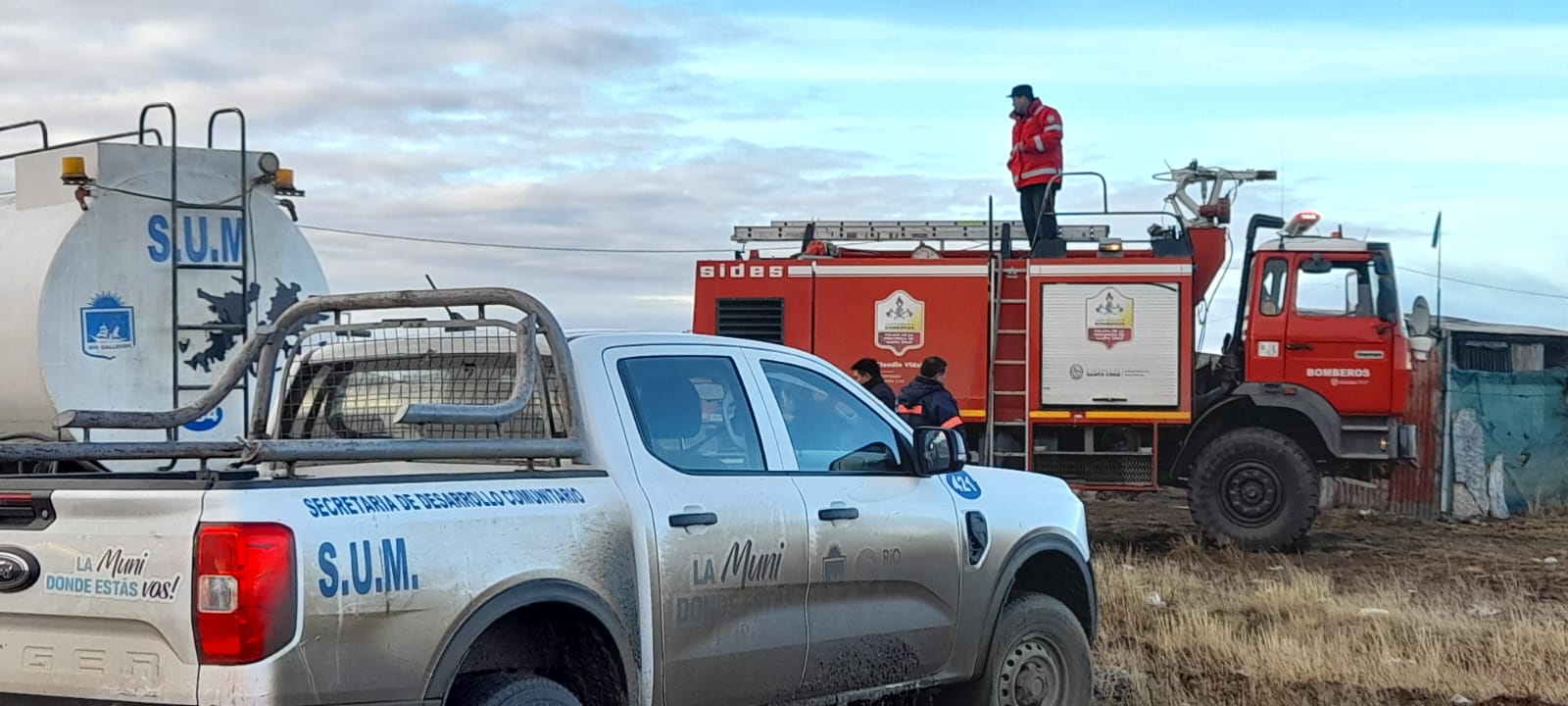  El móvil de la Municipalidad junto a la autobomba. (FOTO: MUNICIPIO)