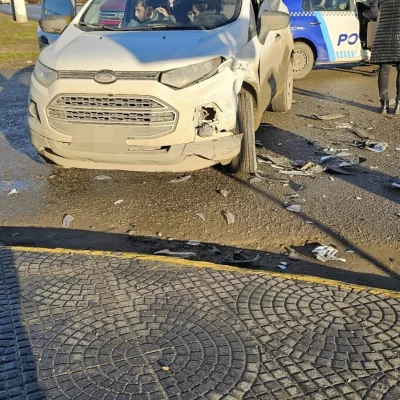 Choque en Río Gallegos: hospitalizaron a menor y secuestraron auto de una conductora sin carnet