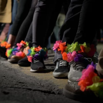 Militantes se pusieron “tobilleras de flores” para apoyar a Cristina Kirchner