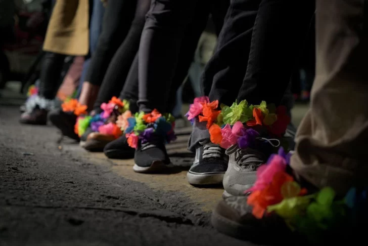Militantes se pusieron “tobilleras de flores” para apoyar a Cristina Kirchner