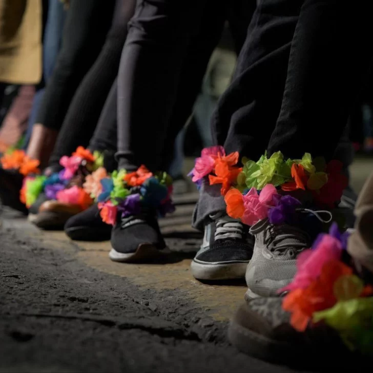 Militantes se pusieron “tobilleras de flores” para apoyar a Cristina Kirchner
