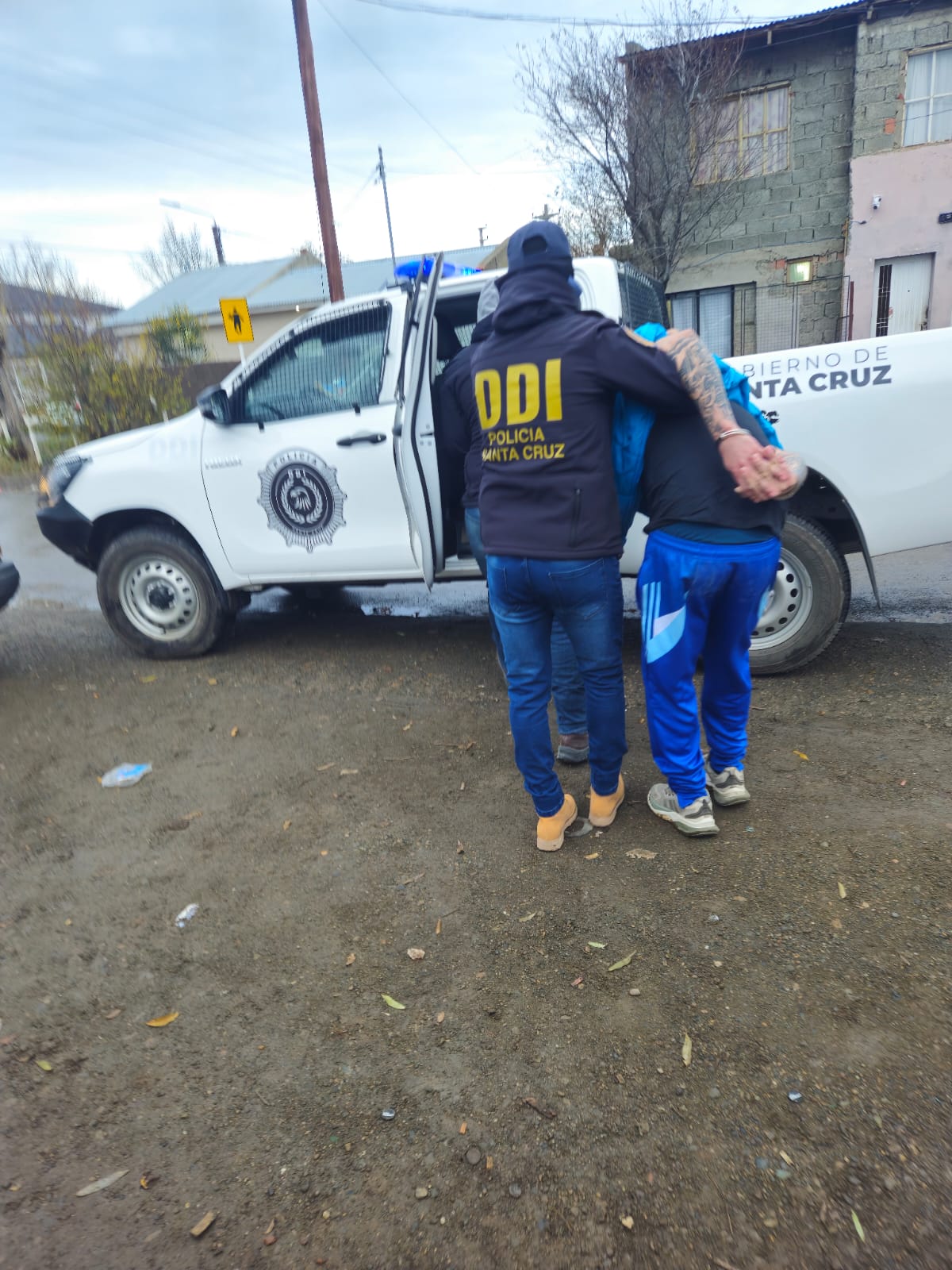  El acusado de 25 años de edad siendo subido a un móvil policial. (FOTO: POLICÍA SANTA CRUZ)