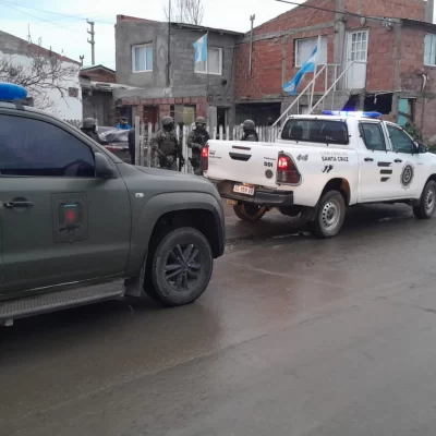 Atraparon a una pareja acusada de un violento robo a mano armada en el barrio Bicentenario de Río Gallegos