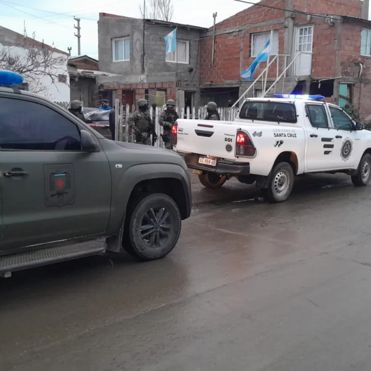 Atraparon a una pareja acusada de un violento robo a mano armada en el barrio Bicentenario de Río Gallegos