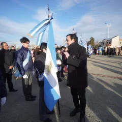 Pablo Grasso anunció aportes por $60 millones para escuelas de Río Gallegos en el acto por el Día de la Bandera