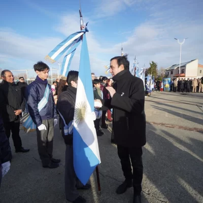 Pablo Grasso anunció aportes por $60 millones para escuelas de Río Gallegos en el acto por el Día de la Bandera