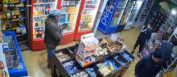 Un hombre en situación de calle robó alfajores y los quiso vender en la calle Un hombre en situación de calle robó alfajores y los quiso vender en la calle