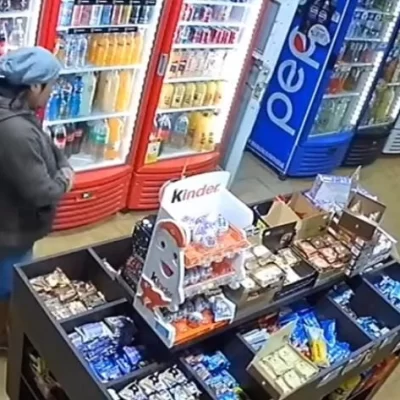 Un hombre en situación de calle robó alfajores y los quiso vender en la calle