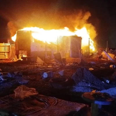 Un hombre y un nene con quemaduras tras un incendio en un colectivo donde dormían