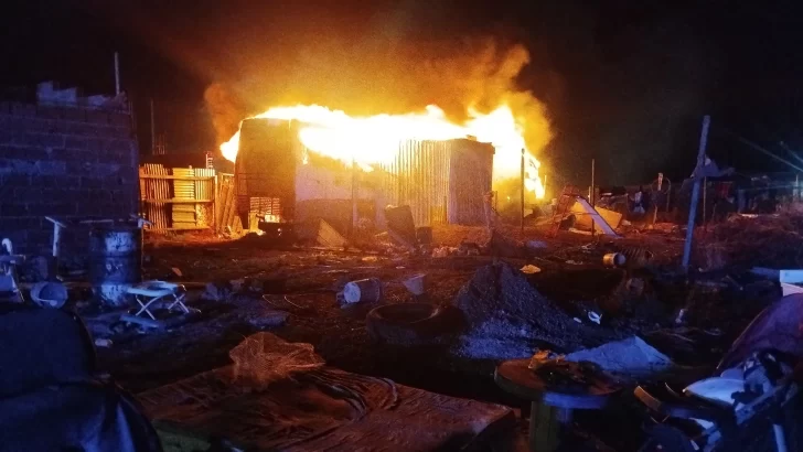 Un hombre y un nene con quemaduras tras un incendio en un colectivo donde dormían