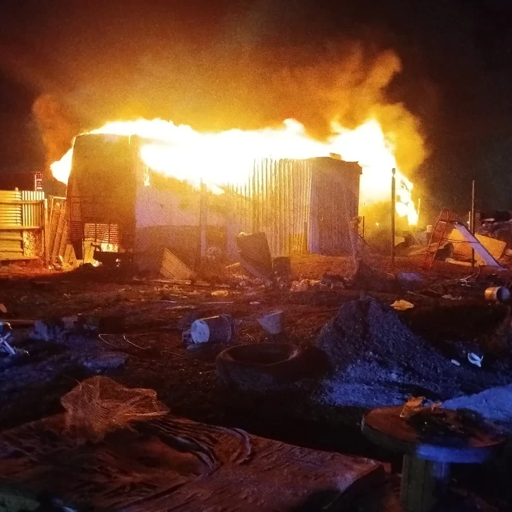 Un hombre y un nene con quemaduras tras un incendio en un colectivo donde dormían