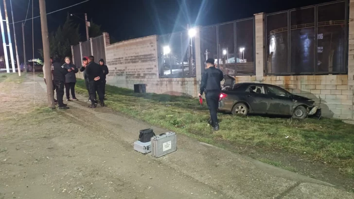 Efectivos policiales en el lugar de la colisión del rodado en que escapaban. (FOTO: POLICÍA DE SANTA CRUZ). Efectivos policiales en el lugar de la colisión del rodado en que escapaban. (FOTO: POLICÍA DE SANTA CRUZ).