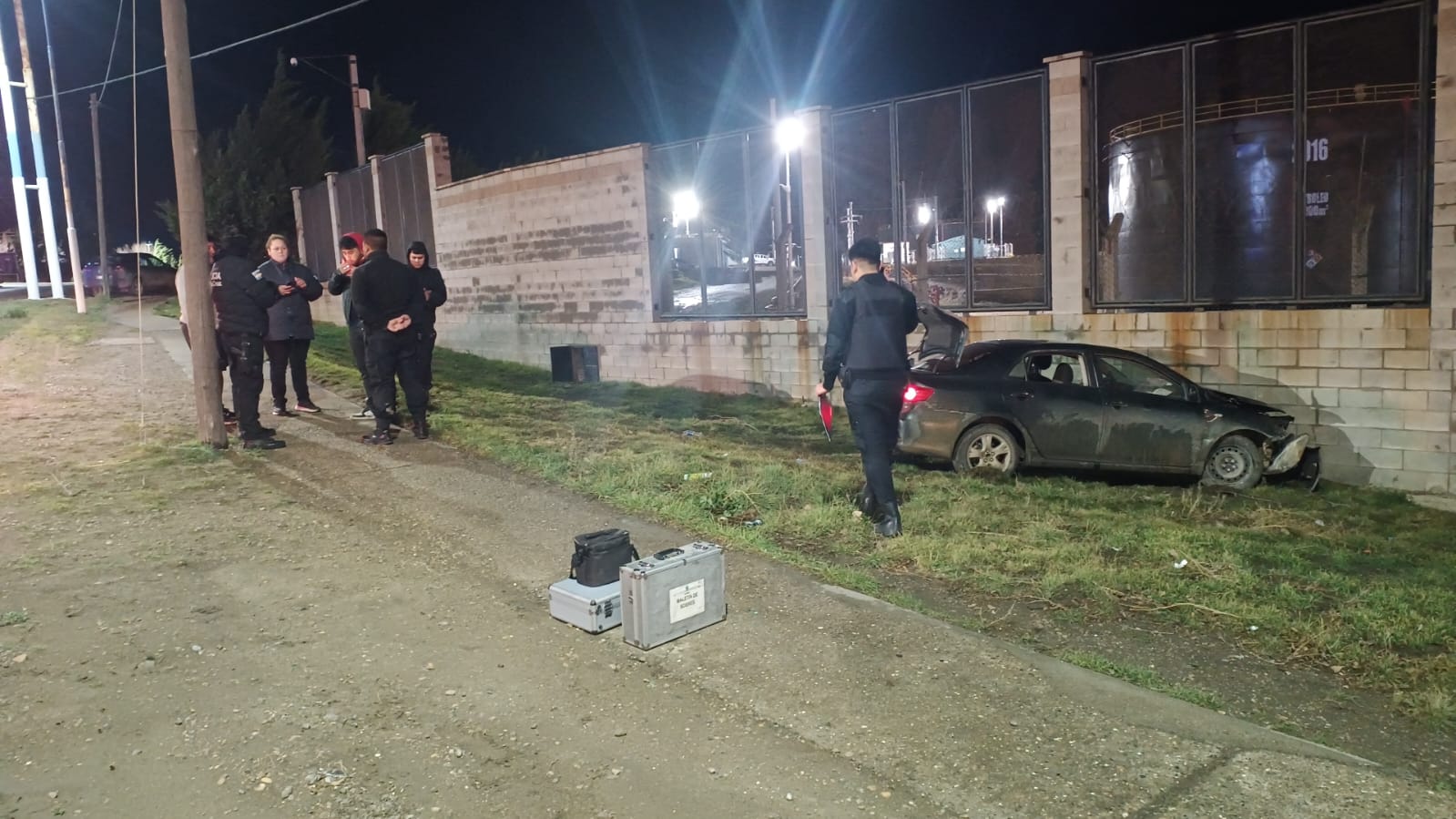  Efectivos policiales en el lugar de la colisión del rodado en que escapaban. (FOTO: POLICÍA DE SANTA CRUZ).