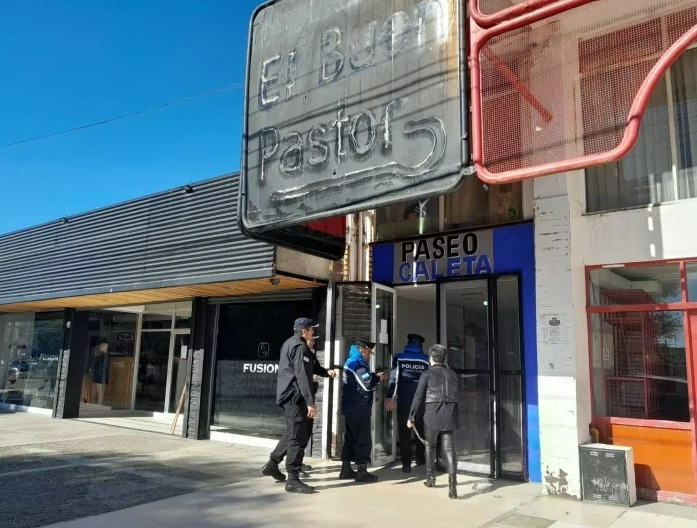  Policías en el paseo de la avenida Monseñor Fagnano. (FOTO: TAMARA MORENO/LA OPINIÓN AUSTRAL).