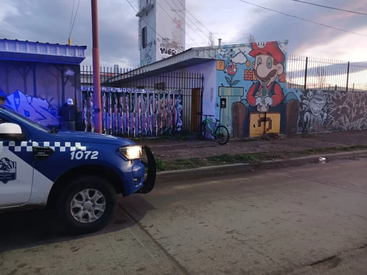 Móvil de la policía local. (FOTO: POLICÍA DE SANTA CRUZ). Móvil de la policía local. (FOTO: POLICÍA DE SANTA CRUZ).
