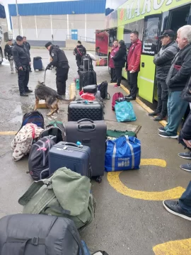 La Policía inspeccionó colectivos en la terminal de ómnibus de Río Gallegos La Policía inspeccionó colectivos en la terminal de ómnibus de Río Gallegos