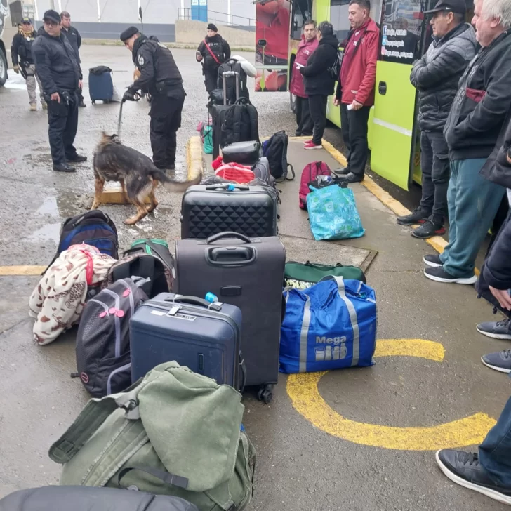 La Policía inspeccionó colectivos en la terminal de ómnibus de Río Gallegos