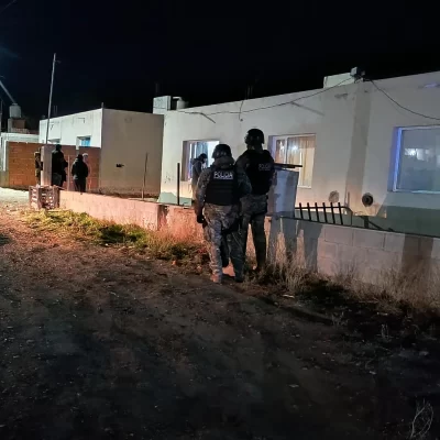 Rescataron a una mamá y sus hijos que habían sido encerrados por el padre y eran amenazados con un arma