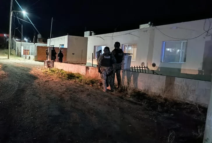Rescataron a una mamá y sus hijos que habían sido encerrados por el padre y eran amenazados con un arma