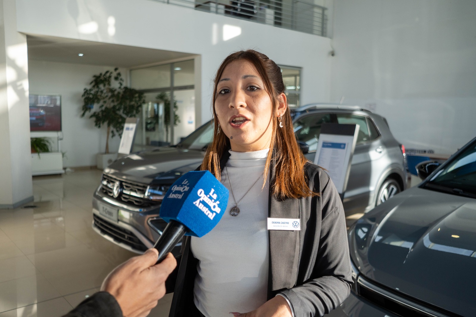  Débora, asesora de ventas de Autobahn. FOTO: LEANDRO FRANCO/LA OPINIÓN AUSTRAL.