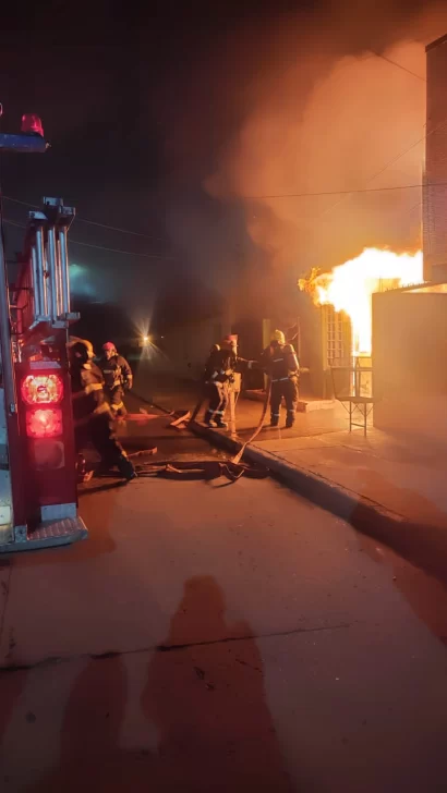 Voraz incendio genera alarma en el barrio Evita de Río Gallegos: varias casas afectadas