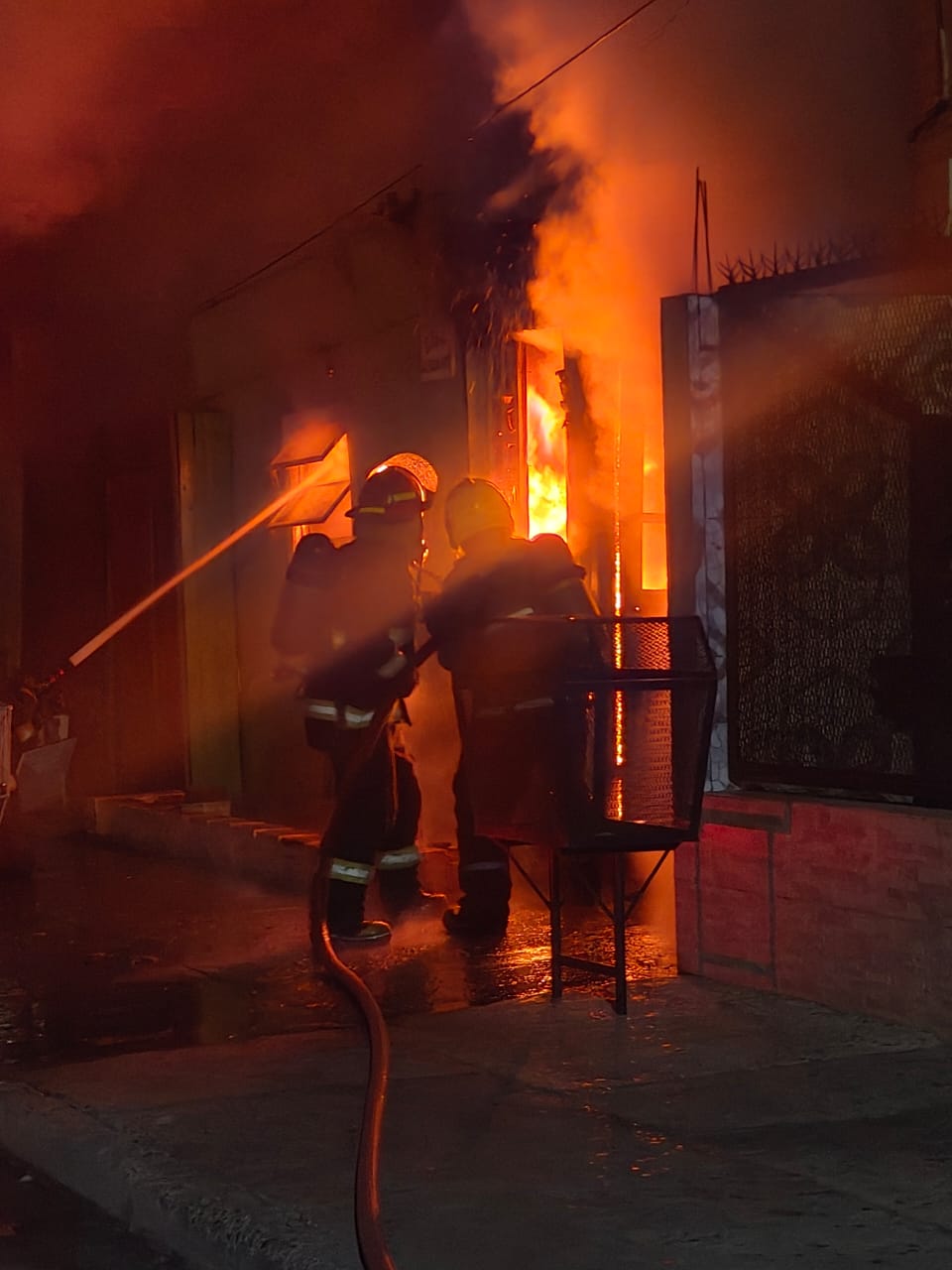 Voraz incendio genera alarma en el barrio Evita de Río Gallegos: varias casas afectadas
