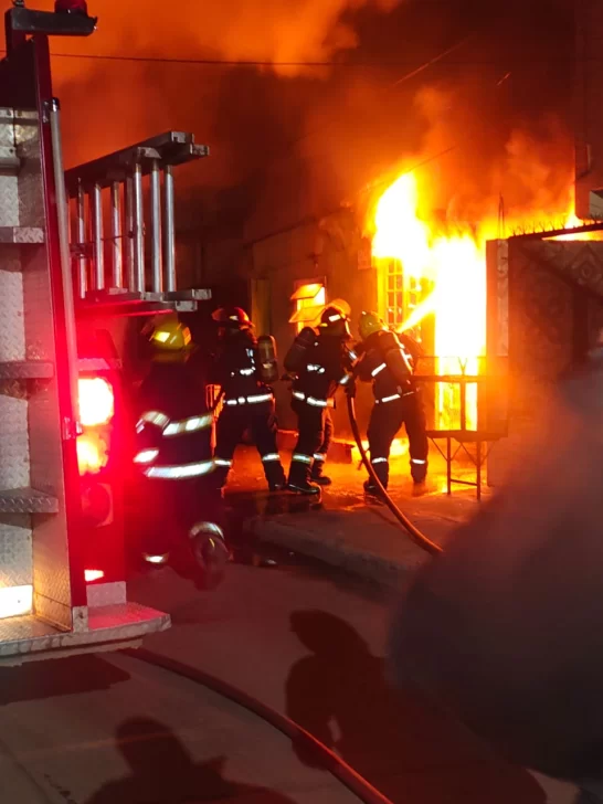  El incendio alcanzó una vivienda ubicada en calle Alfredo Nobel y Jorge Luis Borges.