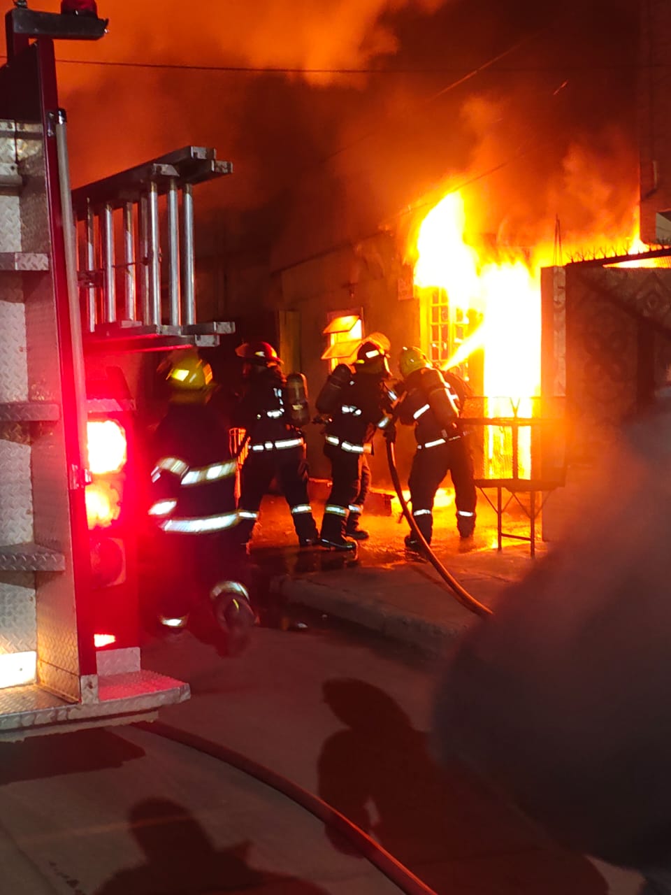  El incendio alcanzó una vivienda ubicada en calle Alfredo Nobel y Jorge Luis Borges.