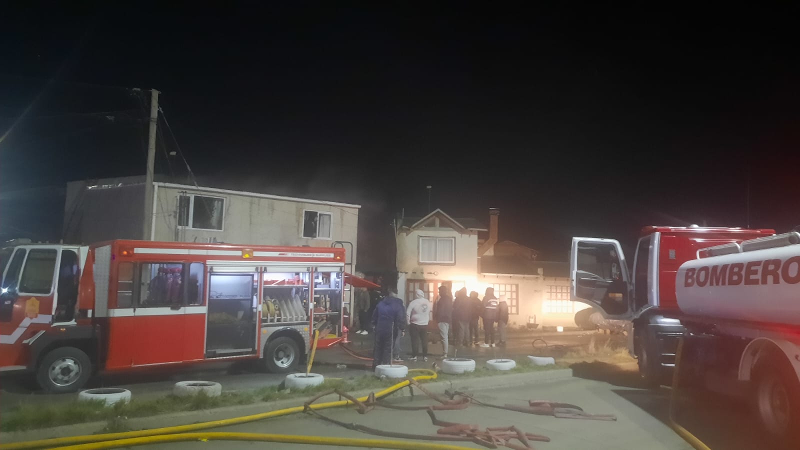 Voraz incendio genera alarma en el barrio Evita de Río Gallegos: varias casas afectadas