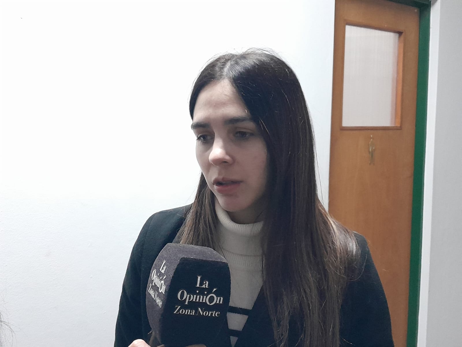  Ayelén Cattani, habló con LOA antes de ingresar a sala. (FOTO: TAMARA MORENO/LA OPINIÓN AUSTRAL).