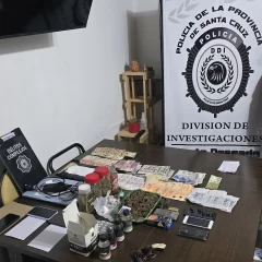 Desarticularon un puesto de venta de drogas en Puerto Deseado: secuestraron marihuana, dinero y un revólver