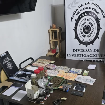 Desarticularon un puesto de venta de drogas en Puerto Deseado: secuestraron marihuana, dinero y un revólver