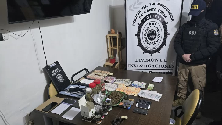 Desarticularon un puesto de venta de drogas en Puerto Deseado: secuestraron marihuana, dinero y un revólver