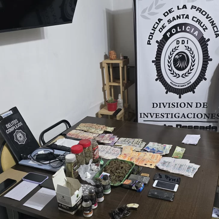 Desarticularon un puesto de venta de drogas en Puerto Deseado: secuestraron marihuana, dinero y un revólver