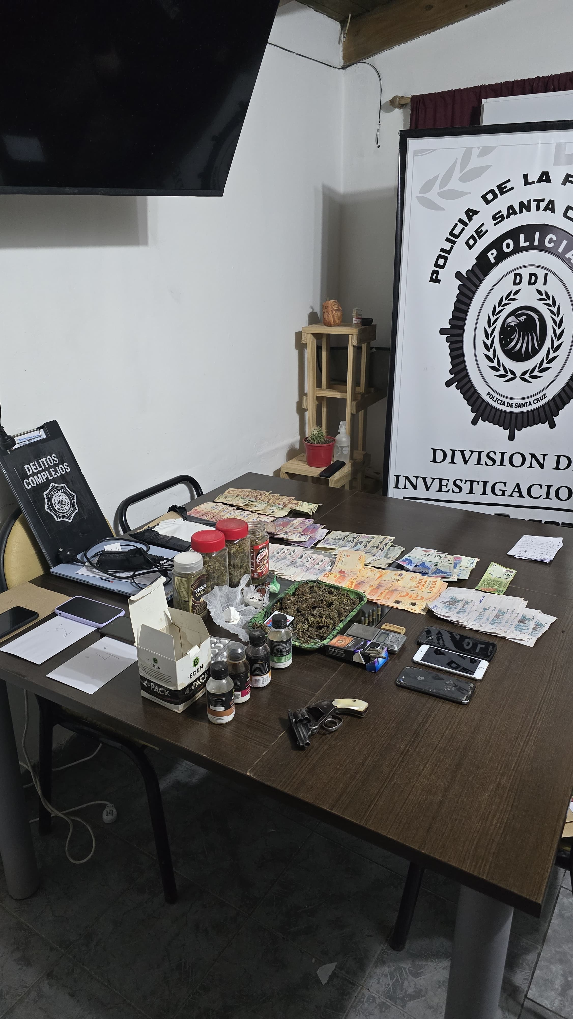 Desarticularon un puesto de venta de drogas en Puerto Deseado: secuestraron marihuana, dinero y un revólver