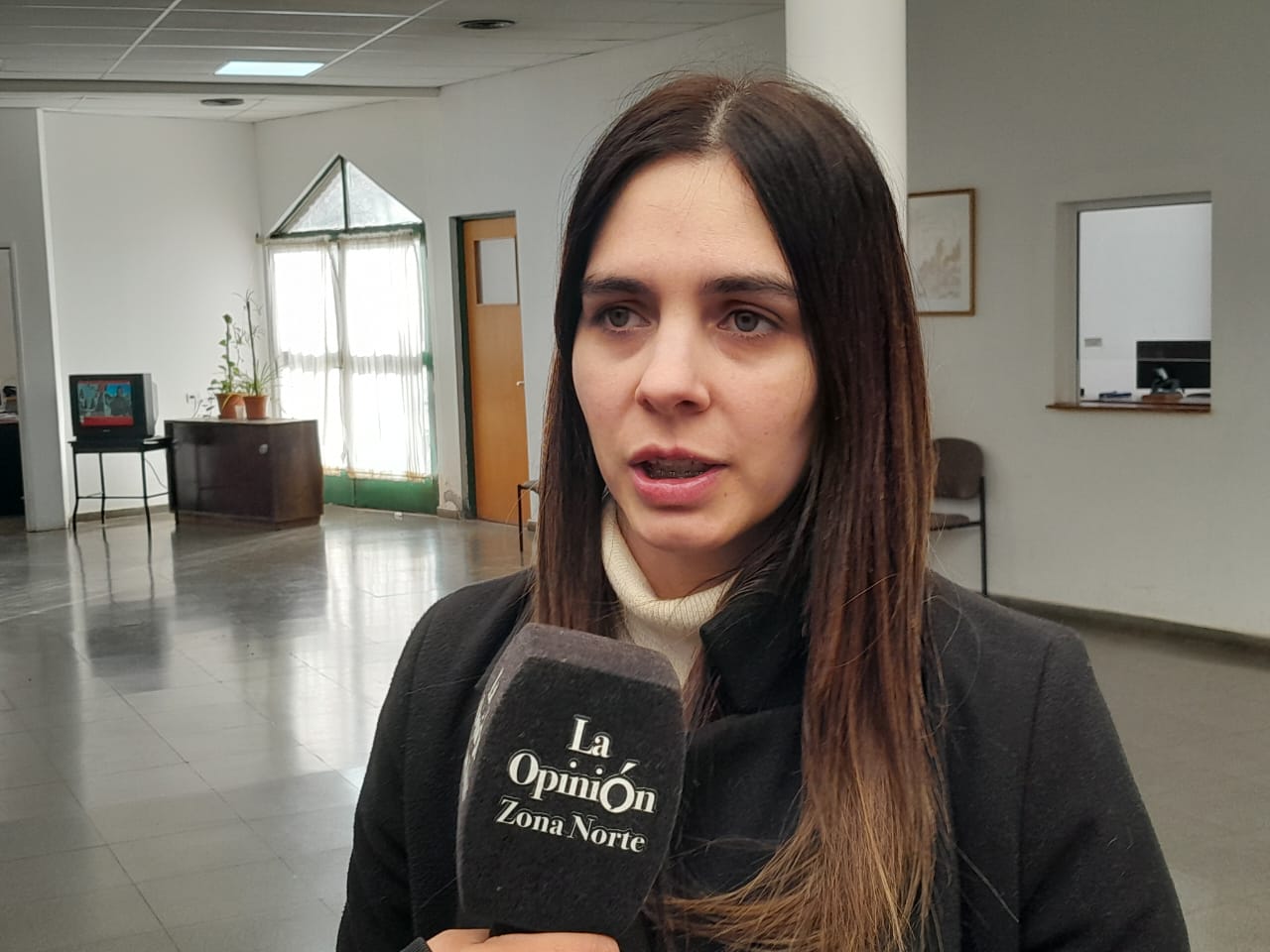  Ayelén Cattani en una nueva entrevista. (FOTO: TAMARA MORENO/LA OPINIÓN AUSTRAL).
