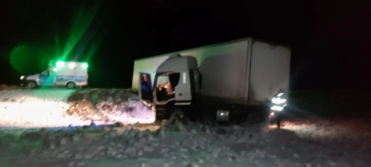 Un camión despistó cerca de Fitz Roy por las duras condiciones climáticas