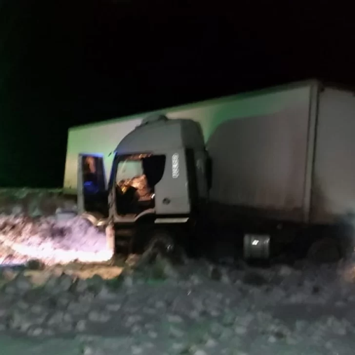 Un camión despistó cerca de Fitz Roy por las duras condiciones climáticas