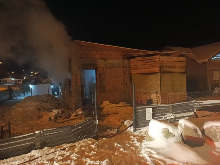 Una estufa eléctrica conectada a una zapatilla provocó un incendio en El Calafate