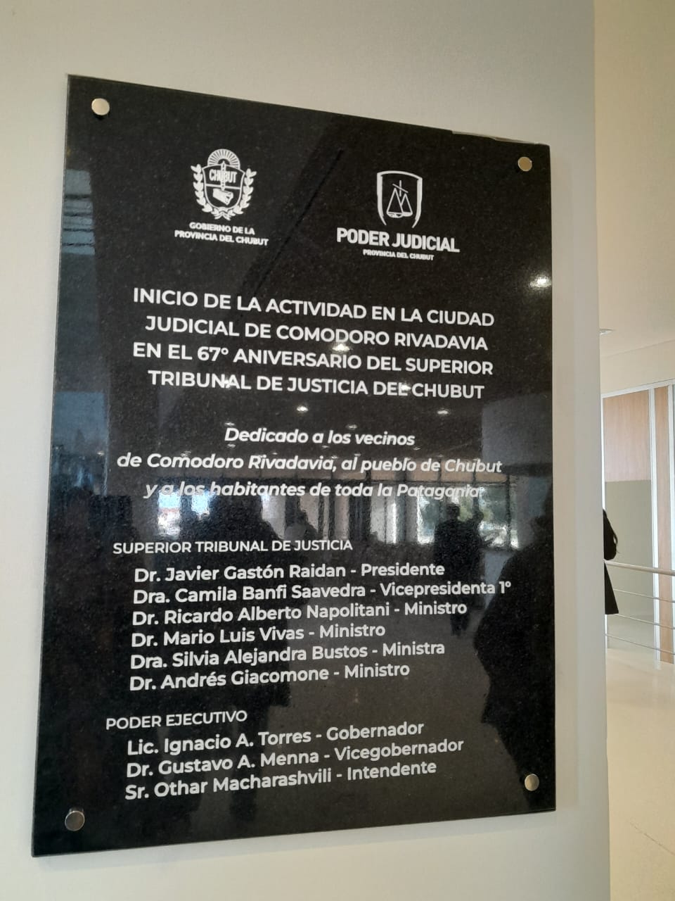  La placa colocada este jueves. (FOTO: TAMARA MORENO/LA OPINIÓN AUSTRAL)