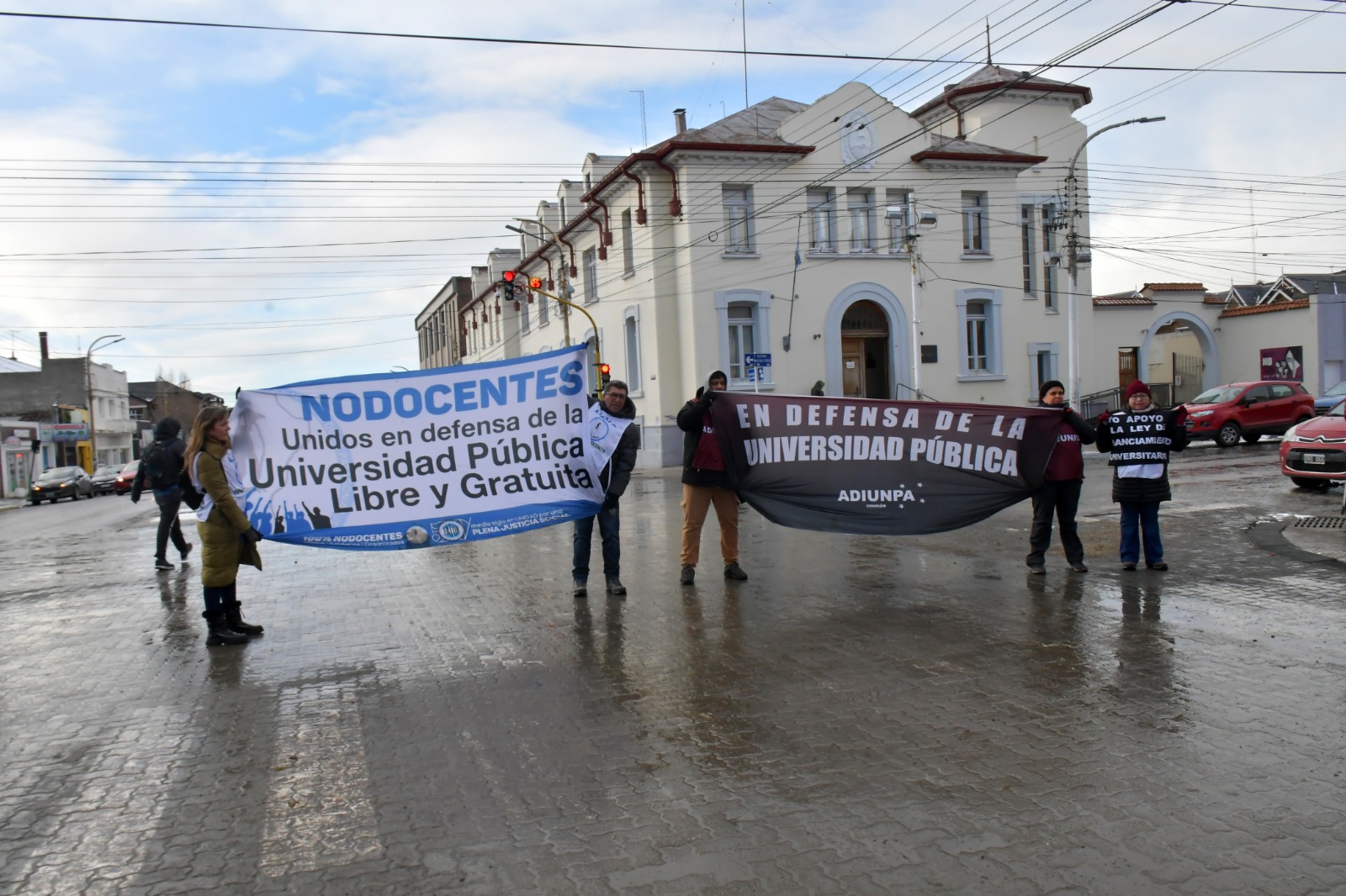  Además de las firmas, los trabajadores se manifestaron con banderas. (FOTO: JOSÉ SILVA/LA OPINIÓN AUSTRAL)
