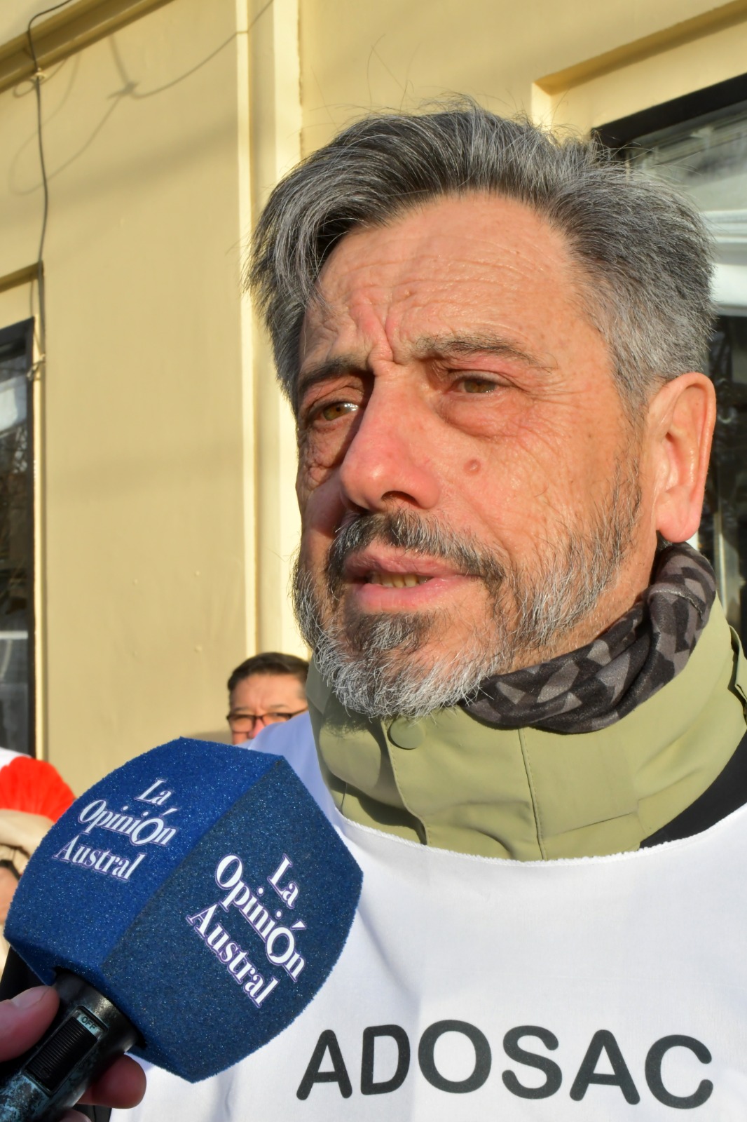  Miguel del Pla siendo entrevistado este jueves. (FOTO: JOSÉ SILVA/LA OPINIÓN AUSTRAL)
