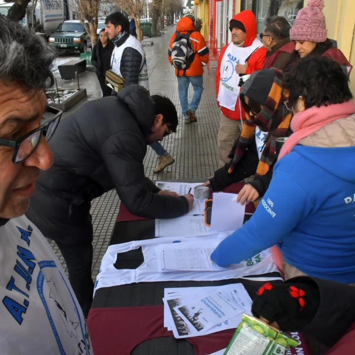 Río Gallegos se sumó a la junta de firmas por el financiamiento de las universidades