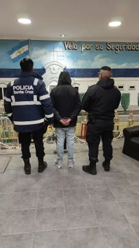 Detuvieron al joven que había robado un celular cuando había ido a pedir trabajo en una rotisería Detuvieron al joven que había robado un celular cuando había ido a pedir trabajo en una rotisería