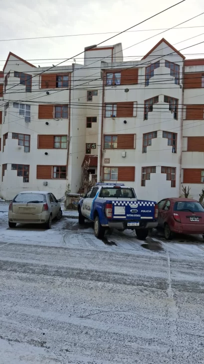  Un móvil de las fuerzas de seguridad afuera del domicilio allanado. (FOTO: POLICÍA SANTA CRUZ)