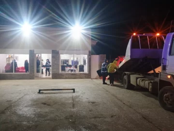 Buscan a dos prófugos acusados de atropellar y agredir a policías durante un secuestro vehicular Buscan a dos prófugos acusados de atropellar y agredir a policías durante un secuestro vehicular